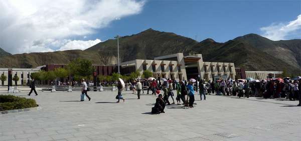 Vor dem Bahnhof in Lhasa