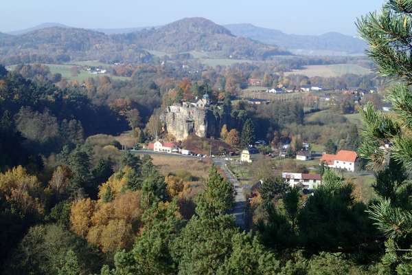 Vista do castelo de pedra de Sloup