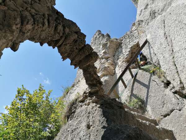Aufstieg zur Spitze der Burg Súľov