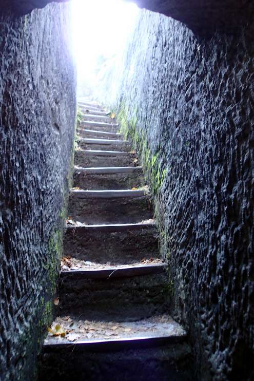 Escadas estreitas que levam ao mirante
