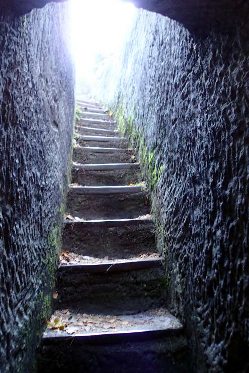 Escaleras estrechas que conducen al mirador