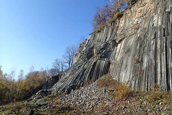 Colunas de pedra maciça