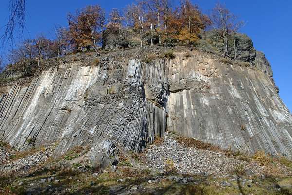 Überwucherte Spitze des Hügels