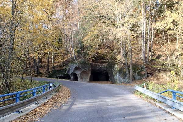 Uma caverna na curva da estrada