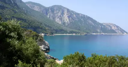 Caminhada até a praia de Mikro Seitani