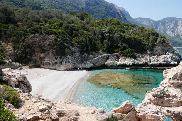 Première vue sur la plage de Mikro Seitani