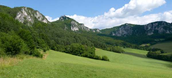 Cammina attraverso la valle con vista