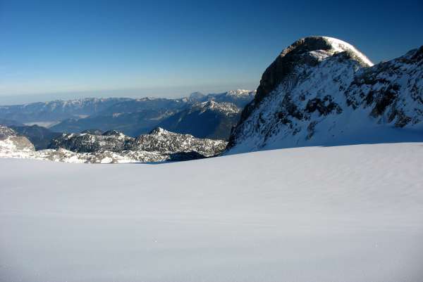Uma vista de uma planície de neve imaculada