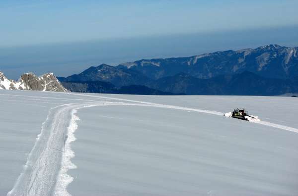 Skuter śnieżny – twórca trasy do Hoher Dachstein