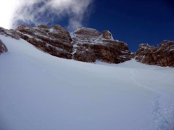 Strada per la parete rocciosa