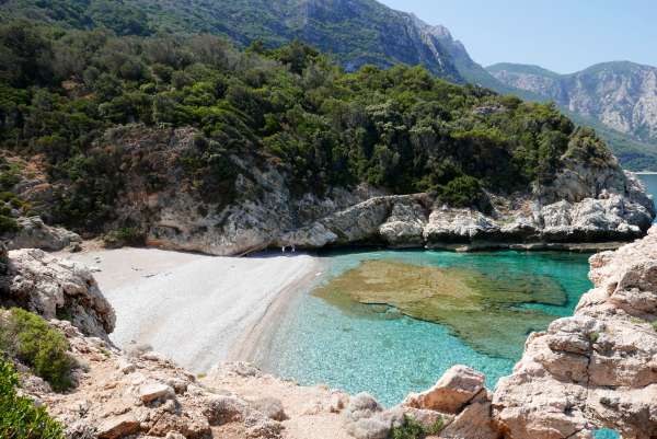 Primeira vista da praia de Mikro Seitani