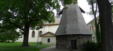 Kerk van St. Ludmila en een houten klokkentoren