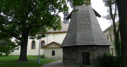 Kerk van St. Ludmila en een houten klokkentoren