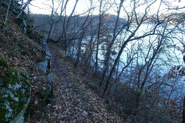 Sendero a lo largo del río