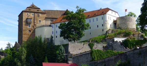 Widok zamku z pałacem
