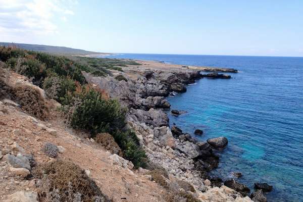 Klippen über dem azurblauen Meer