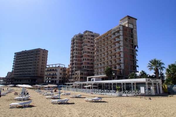 Zone militaire gardée à côté de la plage