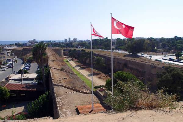 Vlajka Severocyperskej tureckej republiky