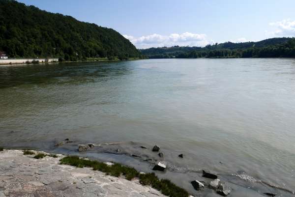 Uitzicht vanaf de samenvloeiing van de Inn en de Donau