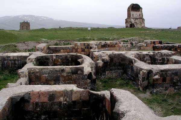 Überreste von Gebäuden in Ani