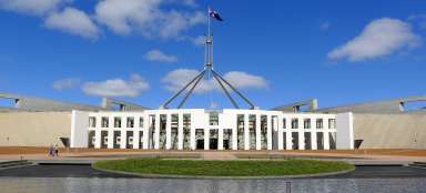 Čelný pohľad na austrálsky parlament