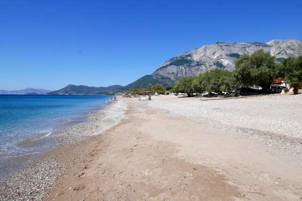 Playa de guijarros de arena Vostalakia