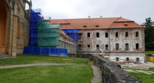 Fortlaufender Wiederaufbau des Klosters