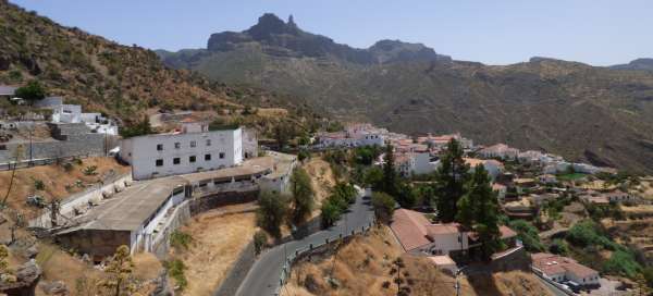 Halten Sie in der Stadt Tejeda an