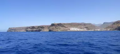 Katamaran entlang der Küste