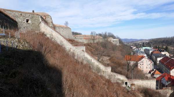 Promenade le long de la forteresse