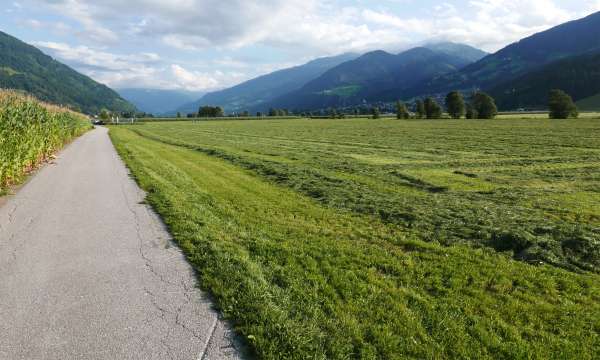 Красивая велосипедная дорожка через долину Циллерталь