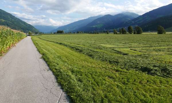 Prachtig fietspad door het Zillertal