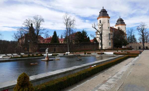 Fountain in front of the castle grounds