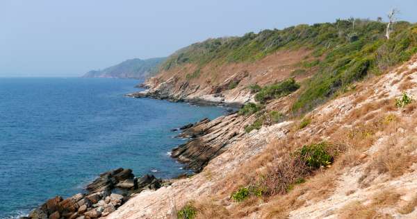 Widok na zachód od plaży Ao Wong Deuan?