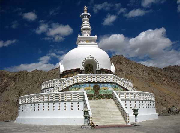 Start of the hike at Shanti Stupa