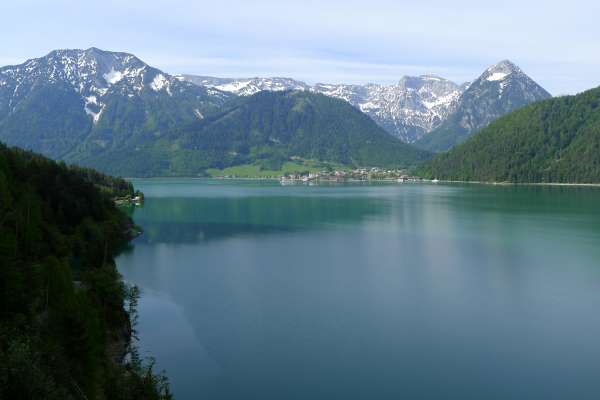 Vista famosa de Achensee e Karwendel