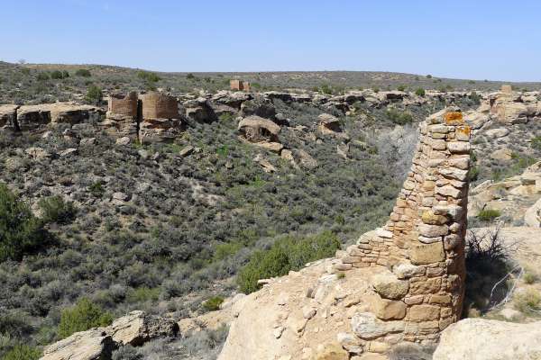 Restos de la ciudad sobre el cañón