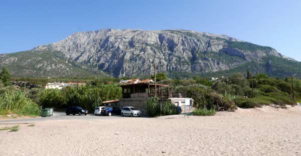 Aparcamiento junto a la playa Limnionas