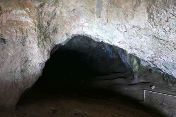 Camino a las profundidades de la cueva.