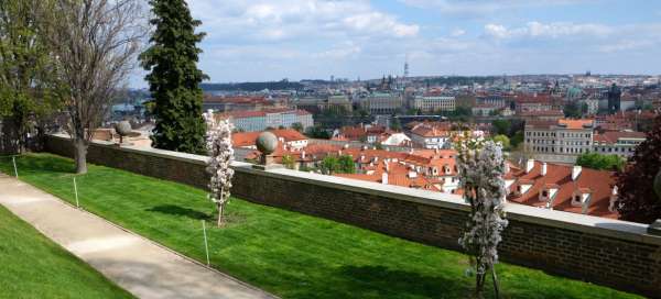 A walk through the garden on the ramparts