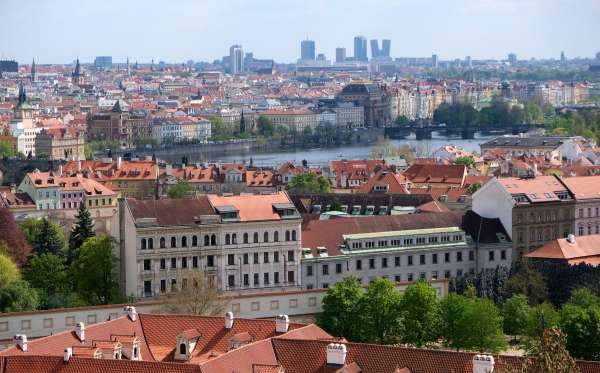 Gezicht op Praag vanuit de tuin Na valech