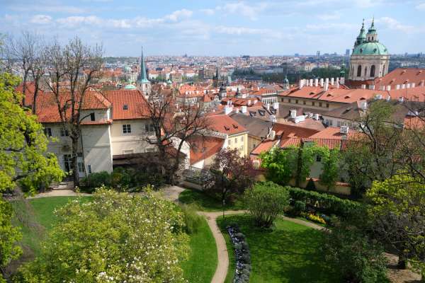 Malerische Aussicht vom Garten