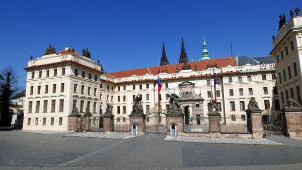 Eingang zum ersten Innenhof der Prager Burg