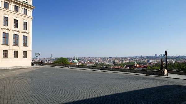 Szeroki widok na Pragę
