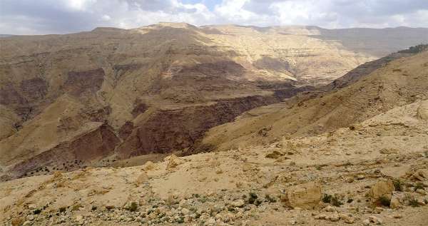 Canyons die naar de Dode Zee leiden