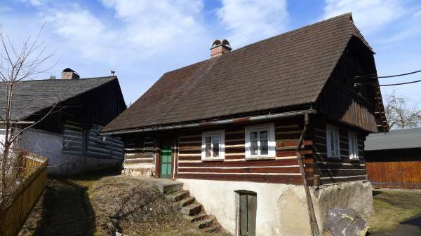 Casas de madeira na rua Jílovecká