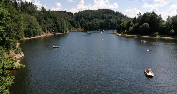 Blick von der Brücke auf den Damm