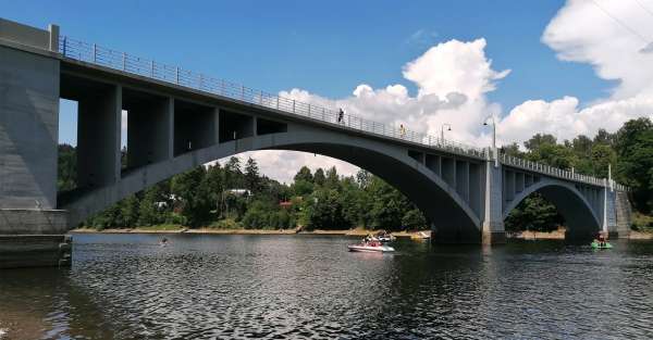 A ponte sobre a barragem de Pastviny