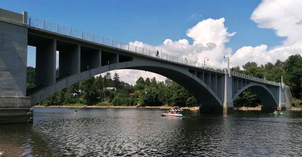 Brug over de Pastviny-dam