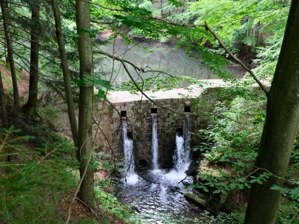 Een kleine dam op Stříbrný potok